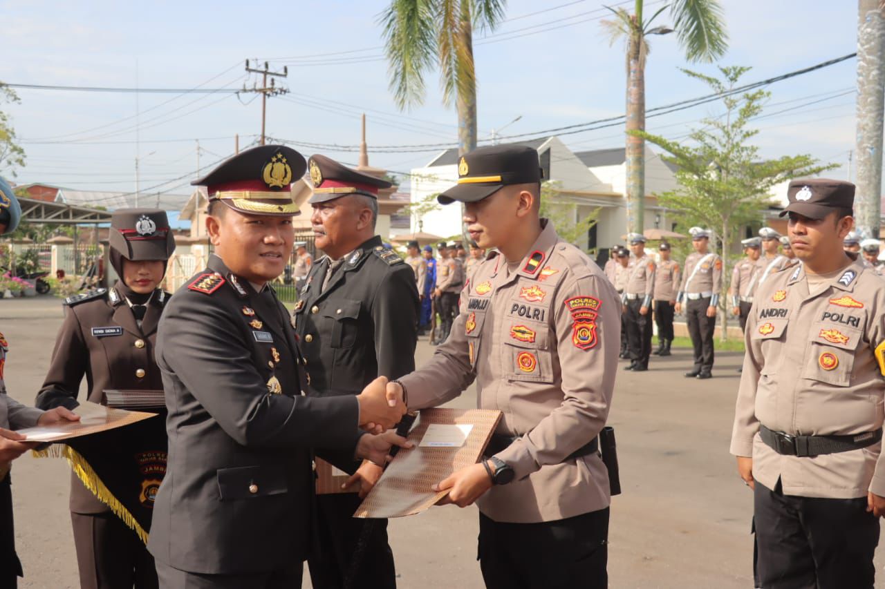 Kapolres Tanjab Barat: Pancasila Harus Dijaga, Personel Berprestasi Diberi Penghargaan